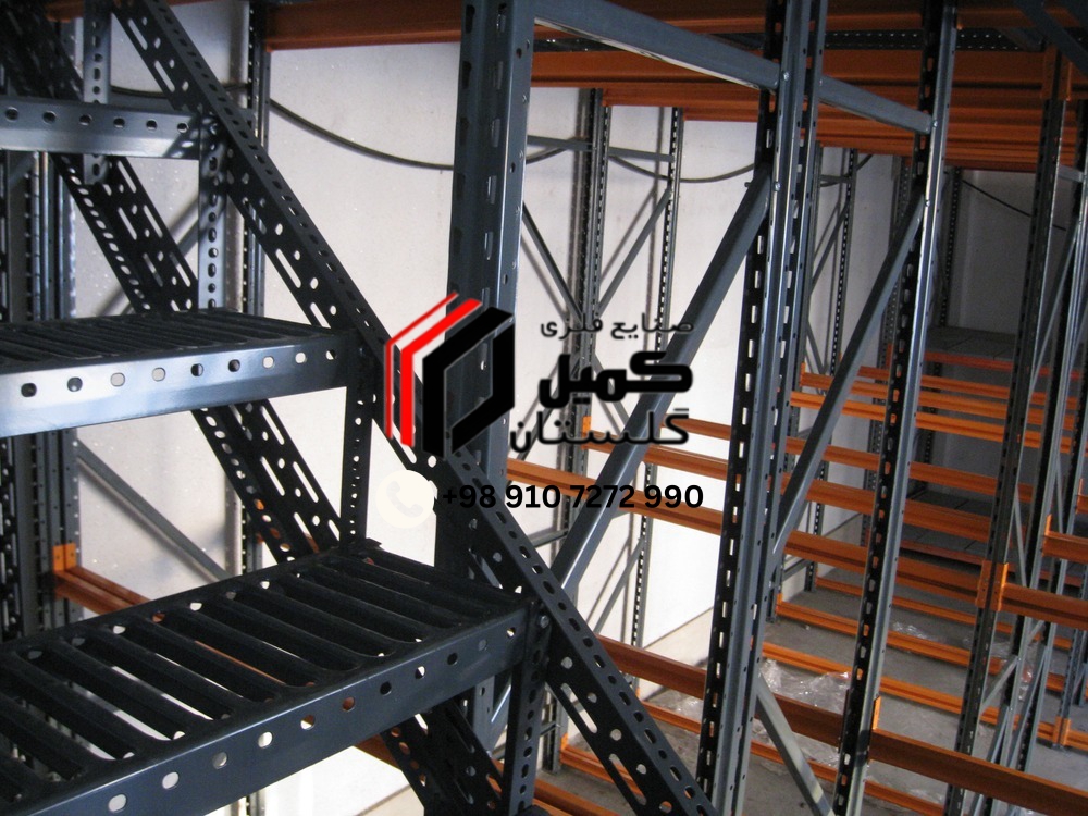 در استفاده از قفسه راک انباری فلزی در ارتفاعات بالا، احتیاج به پله برای تردد دیده می شود، پانل پله برای این مشکل راه حلی کارآمد است. کارآمدی پنل پله در قفسه راک انباری فلزی قفسه راک انباری فلزی در ارتفاعات مختلفی ساخته می شود، گاهی اوقات برای عبور و مرور کارکنان جدا از بالابرها نیاز به راه پله نیز در کنار آن دیده می شود. این نیاز می تواند با استفاده از پله های عادی مورد استفاده در صنعت ساختمان با استفاده از بتن و سایر مصالح ساخته شود و یا به نحوی ساخته شود که با دیگر قفسه های انبار در طرح و رنگ هم خوانی داشته باشد. این هم خوانی با استفاده از پانل پله ایجاد می شود. پانل های پله به عنوان راهی خلاقانه با کارآمدی بالا شناخته می شوند. این پانل ها به ویژه برای مکان و فضاهای کوچک راه حلی کارآمد هستند. قابلیت تنظیم ارتفاع و زاویه این پله ها میتوانید بسته به فضا و ارتفاع طبقه مورد نظر تغییر یابد، غیر از آن با توجه به مشخصات فیزیکی خود امکان ایجاد جریان هوا و دید به طبقات زیرین نیز فراهم می شود. کاربرد های پانل پله ساخت پله ها با تنوع بالا در ابعاد این پانل ها با توجه به ساخت و سرهم شدن آسان آن برای ساخت پله با ابعاد متنوع مناسب هستند. ایجاد نیم طبقه برای استفاده حداکثری از فضا در منازل و یا قفسه های انبار کفپوش فلزی این پانل ها را می توان به عنوان کفپوش نیز مورد استفاده قرار داد. با توجه به استحکام بالای این قفسه ها این تجهیزات مناسب نگه داری کالاهای حجیم و سنگین هستند. قابلیت استفاده به عنوان نردبان با کمی تغییر در ساختار این پانل ها می توان از آنها برای ساخت نردبان نیز استفاده کرد. بنا به آنچه که در بالا ذکر شد این پانل ها با توجه به کاربرد های فراوان و سهولت در نصب به صورت گسترده در صنعت مورد استفاده قرار می گیرد. این پانل ها با توجه به هماهنگی آسان با هر فضایی و عدم کثیف کاری در هنگام اجرا به راحتی می توانند در کنار قفسه های راک شما نصب شوند و ظاهری زیبا را ایجاد کنند. برای آگاهی بیشتر در مورد پانل پله و مزایای آن با کارشناسان ما در تماس باشید.